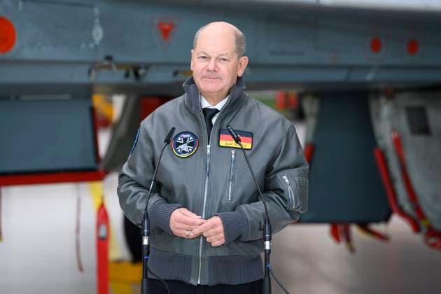 News Themen der Woche KW03 News Bilder des Tages Manching, Airbus Defence and Space, 19.01.2024, Bundeskanzler Olaf Scholz besucht Airbus Defence and Space Bild: Bundeskanzler Olaf Scholz (SPD) bei der Endmontage Eurofighter. *** Manching, Airbus Defence and Space, 19 01 2024, Federal Chancellor Olaf Scholz visits Airbus Defence and Space Picture Federal Chancellor Olaf Scholz SPD at the Eurofighter final assembly line Copyright: HMBxMedia xUwexKoch