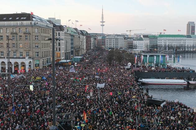Bilder des Jahres 2024, News 01 Januar News Themen der Woche KW03 News Bilder des Tages In Hamburg haben am Freitag (19.01.2024) mehrere Tausend Menschen auf dem Jungfernstieg gegen Rechtsextremismus demonstriert. Initiiert worden war die Kundgebung Hamburg steht auf - Gegen Rechtsextremismus und neonazistische Netzwerke vom Verein Unternehmer ohne Grenzen , der evangelischen Nordkirche und dem Deutschen Gewerkschaftsbund (DGB). Anlass war, dass das Recherche-Netzwerk Correctiv vor kurzem berichtet hatte, bei einem Treffen von AfD-Politikern, Neonazis und Unternehmern sei ueber einen Plan gesprochen worden, Millionen Menschen zu vertreiben. Demnach sollten nicht nur Menschen ohne deutschen Pass das Land verlassen, sondern auch Deutsche, die aufgrund ihrer Herkunft oder ihrer politischen Ueberzeugungen nicht in ein rechtsr Copyright: epd-bild StephanxWallocha epd-Demo_Rechtsruck_Hamburg5-kopieren