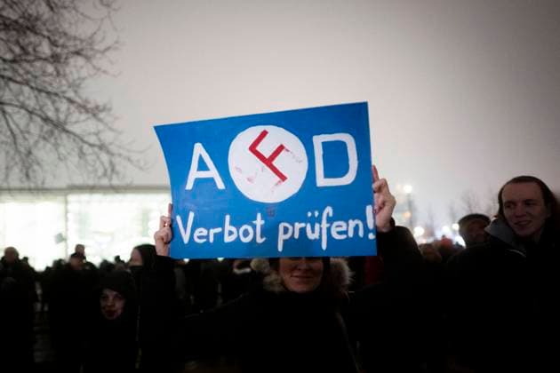 Protest Verbot AfD DEU, Deutschland, Germany, Berlin, 12.01.2024 Demonstrant mit Plakat AfD Verbot pruefen mit Hakenkreuz zum AfD-Verbot sofort bei der Kundgebung und Demonstation fuer ein Verbot der Partei AfD Alternative fuer Deutschland vor dem Bundeskanzleramt in Berlin Deutschland . Nach den Recherchen von Correctiv ueber ein konspiratives Treffen von AfD-Politikern mit Rechtsextremen im Landhaus Adlon bei Potsdam zum sog. Geheimplan gegen Deutschland und die sog. Vertreibung Remigration von Menschen aus Deutschland wird zunehmend ein AfD-Verbot diskutiert. en: Demonstrator with poster AfD ban check with swastika for a AfD ban at the rally and demonstration for a ban on the AfD Alternative for Germany party in front of the Federal Cha