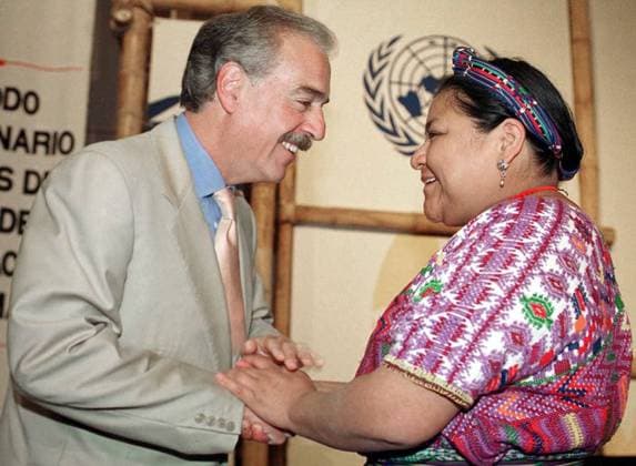 FORO COL20213047. EL PRESIDENTE DE COLOMBIA ANDRES PASTRANA, SALUDA A LA PREMIO NOBEL DE LA PAZ, RIGOBERTA MENCHU, DURANTE LA INSTALACION DEL FORO AMBIENTAL MUNDIAL A NIVEL MINISTARIAL. NOTIMEX FOTO GUILLERMO TAPIA FRE ANCOL POL BOGOTA BOGOTA COLOMBIA EDITORIAL USE ONLY Copyright: xx NTX11000000 GUILLERMOxTAPIAx notimexpix124070
