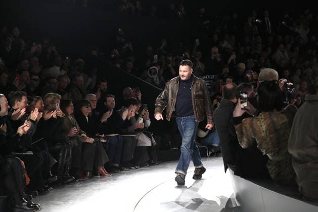 Les cÃ lÃ britÃ s au dÃ filÃ Dior Collection Homme PrÃªt-Ã -Porter Automne Hiver 2024-2025 lors de la Fashion Week de Paris (PFW) Le DÃ signer de Dior, Kim Jones, salut ses invitÃ s Ã la fin du DÃ filÃ Dior Collection Homme PrÃªt-Ã -Porter Automne Hiver 2024-2025 lors de la Fashion Week de Paris (PFW), Ã l Ecole Miliatire, Place Fontenoy, Ã Paris, France, le 19 janvier 2024. Bertrand Rindoff Bestimage Celebs attend the Dior Men s Fashion Show, Fall-Winter 2024 2025 Collection as part of Paris Fashion Week, France, on January 19, 2024. Paris France  Copyright: xRINDOFF-BORDEx xBESTIMAGExRINDOFF-BORDEx xBESTIMAGEx
