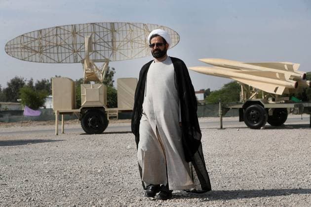 Iran, Militärübung am Persischen Golf January 19, 2024, Undisclosed, Persian Gulf, Iran: A clergyman walks during a military drill at an undisclosed location in the Persian Gulf, southern Iran. Undisclosed Iran - ZUMAi98_ 20240119_zih_i98_008 Copyright: xIranianxArmyxOfficex