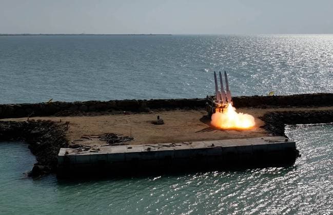 Iran, Militärübung am Persischen Golf January 19, 2024, Undisclosed, Persian Gulf, Iran: A missile being launched during a military drill at an undisclosed location in the Persian Gulf, southern Iran. Undisclosed Iran - ZUMAi98_ 20240119_zih_i98_025 Copyright: xIranianxArmyxOfficex