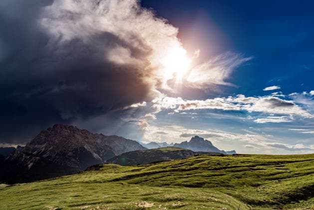 RECORD DATE NOT STATED A storm cloud is coming in the sun. The beginning of the storm. National Nature Park Tre Cime In the Dolomites Alps. Beautiful nature of Italy.; einer Sturm Wolke ist kommenden ÊIn der Sonne der beginnenden des der Sturm Nationaler Natur parkähnliche Tre Cime ÊIn der Dolomiten Alpen Schönes Natur des Italien ING_18980_06576
