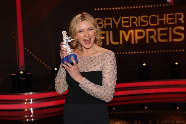 Entertainment Bilder des Tages Bayerischer Filmpreis 2023 Ehrenpreisträgerin Veronica Ferres mit ihrem Pierrot. Verleihung des 45. Bayerischen Filmpreises 2023 am 19.01.2024 im Prinzregententheater in Münche. Bayern, Deutschland.