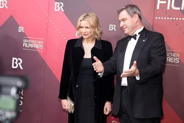 Bayerischer Filmpreis 2023 Dr. Markus Söder mit Veronica Ferres auf dem roten Teppich. Verleihung des 45. Bayerischen Filmpreises 2023 am 19.01.2024 im Prinzregententheater in Münche. Bayern, Deutschland.