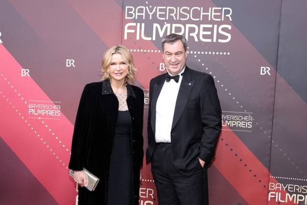 Bayerischer Filmpreis 2023 Dr. Markus Söder mit Veronica Ferres auf dem roten Teppich. Verleihung des 45. Bayerischen Filmpreises 2023 am 19.01.2024 im Prinzregententheater in Münche. Bayern, Deutschland.