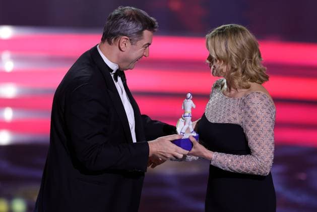 Bayerischer Filmpreis 2023 Dr. Markus Söder übergibt Veronica Ferres den Pierrot. Verleihung des 45. Bayerischen Filmpreises 2023 am 19.01.2024 im Prinzregententheater in Münche. Bayern, Deutschland.