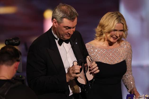Bayerischer Filmpreis 2023 Dr. Markus Söder mit Veronica Ferres. Verleihung des 45. Bayerischen Filmpreises 2023 am 19.01.2024 im Prinzregententheater in Münche. Bayern, Deutschland.