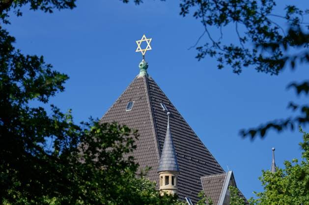 Turmspitze der Kölner Synagoge Turmspitze der Kölner Synagoge mit dem goldenen Davidstern vom Rathenauplatz aus gesehen Copyright: xZoonar.com GerdxHarderx 20779061