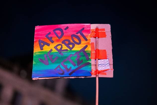 19.01.2024 - Demonstration gegen Neue Rechte in Minden: Bürgerinnen und Bürger protestieren gegen Rechtsextremismus. Dazu hat das Bündnis Minden Für Demokratie und Vielfalt aufgerufen. Im Bild: Schilder, Plakate mit der Aufschrift AfD Verbot jetzt. , Minden Nordrhein-Westfalen Deutschland *** 19 01 2024 Demonstration against the New Right in Minden Citizens protest against right-wing extremism The Minden Alliance for Democracy and Diversity has called for this In the picture signs, posters with the inscription AfD ban now , Minden North Rhine-Westphalia Germany