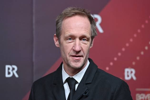 Stephan Kampwirth (Schauspieler), Einzelbild,angeschnittenes Einzelmotiv,Portraet,Portrait,Porträt. Roter Teppich,Red Carpet,Bayerischer Filmpreis 2023 am 19.09.2024 im Prinzregententheater in Muenchen.