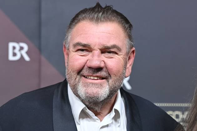 Peter RAPPENGLUECK (Schauspieler), Einzelbild,angeschnittenes Einzelmotiv,Portraet,Portrait,Porträt. Roter Teppich,Red Carpet,Bayerischer Filmpreis 2023 am 19.09.2024 im Prinzregententheater in Muenchen.