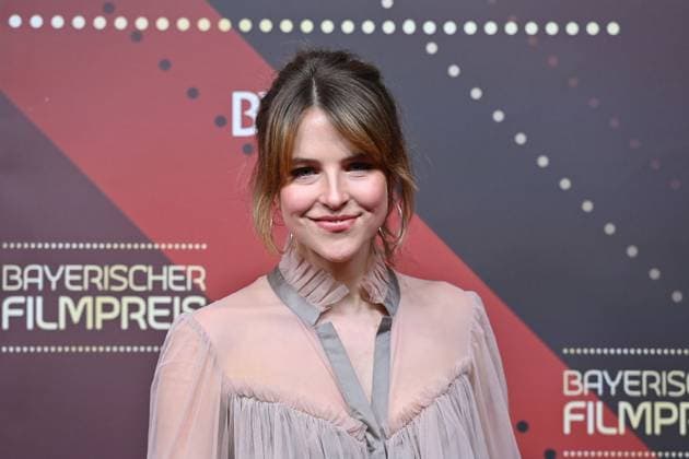 Leonie Brill (Schauspielerin), Einzelbild,angeschnittenes Einzelmotiv,Portraet,Portrait,Porträt. Roter Teppich,Red Carpet,Bayerischer Filmpreis 2023 am 19.09.2024 im Prinzregententheater in Muenchen.