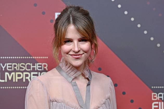 Leonie Brill (Schauspielerin), Einzelbild,angeschnittenes Einzelmotiv,Portraet,Portrait,Porträt. Roter Teppich,Red Carpet,Bayerischer Filmpreis 2023 am 19.09.2024 im Prinzregententheater in Muenchen.