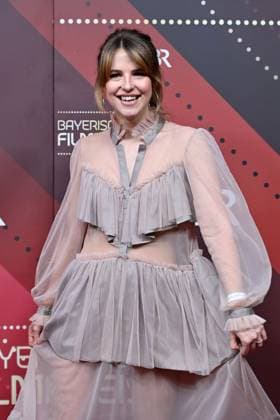 Leonie Brill (Schauspielerin), Einzelbild,angeschnittenes Einzelmotiv,Halbfigur,halbe Figur, Roter Teppich,Red Carpet,Bayerischer Filmpreis 2023 am 19.09.2024 im Prinzregententheater in Muenchen.