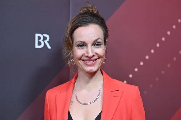 Dagny Dewath (Schauspielerin), Einzelbild,angeschnittenes Einzelmotiv,Portraet,Portrait,Porträt. Roter Teppich,Red Carpet,Bayerischer Filmpreis 2023 am 19.09.2024 im Prinzregententheater in Muenchen.
