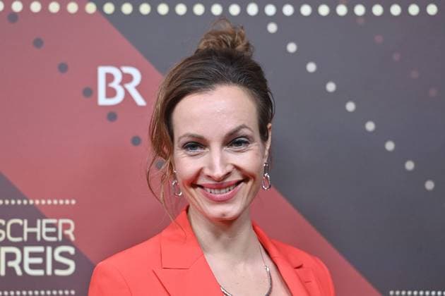 Dagny Dewath (Schauspielerin), Einzelbild,angeschnittenes Einzelmotiv,Portraet,Portrait,Porträt. Roter Teppich,Red Carpet,Bayerischer Filmpreis 2023 am 19.09.2024 im Prinzregententheater in Muenchen.