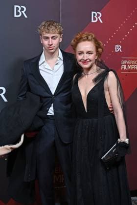Brigitte Hobmeier (Schauspielerin), mit Sohn August, Roter Teppich,Red Carpet,Bayerischer Filmpreis 2023 am 19.09.2024 im Prinzregententheater in Muenchen.