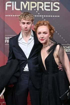 Brigitte Hobmeier (Schauspielerin), mit Sohn August, Roter Teppich,Red Carpet,Bayerischer Filmpreis 2023 am 19.09.2024 im Prinzregententheater in Muenchen.