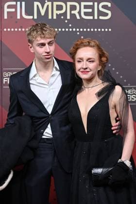 Brigitte Hobmeier (Schauspielerin), mit Sohn August, Einzelmotiv,Portraet,Portrait,Porträt. Roter Teppich,Red Carpet,Bayerischer Filmpreis 2023 am 19.09.2024 im Prinzregententheater in Muenchen.