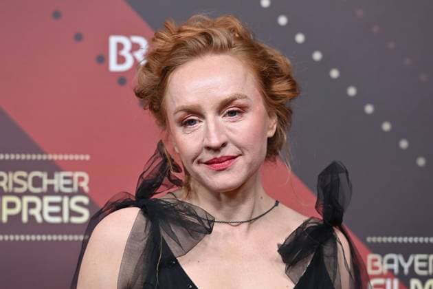 Brigitte Hobmeier (Schauspielerin), Einzelbild,angeschnittenes Einzelmotiv,Portraet,Portrait,Porträt. Roter Teppich,Red Carpet,Bayerischer Filmpreis 2023 am 19.09.2024 im Prinzregententheater in Muenchen.