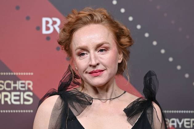 Brigitte Hobmeier (Schauspielerin), Einzelbild,angeschnittenes Einzelmotiv,Portraet,Portrait,Porträt. Roter Teppich,Red Carpet,Bayerischer Filmpreis 2023 am 19.09.2024 im Prinzregententheater in Muenchen.