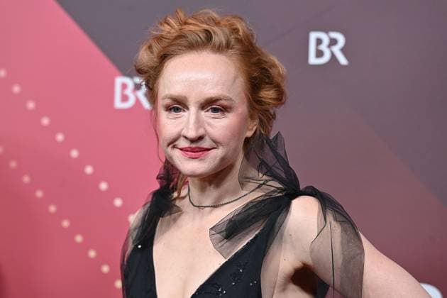 Brigitte Hobmeier (Schauspielerin), Einzelbild,angeschnittenes Einzelmotiv,Portraet,Portrait,Porträt. Roter Teppich,Red Carpet,Bayerischer Filmpreis 2023 am 19.09.2024 im Prinzregententheater in Muenchen.
