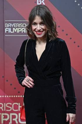 Anna Julia Antonucci, Einzelbild,angeschnittenes Einzelmotiv,Halbfigur,halbe Figur. Roter Teppich,Red Carpet,Bayerischer Filmpreis 2023 am 19.09.2024 im Prinzregententheater in Muenchen.