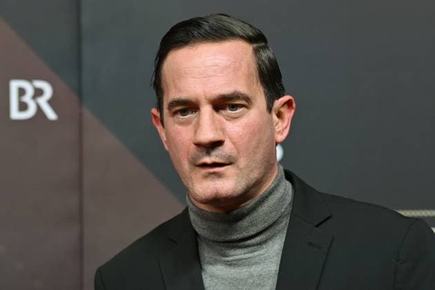 Soenke Moehring, Einzelbild,angeschnittenes Einzelmotiv,Portraet,Portrait,Porträt. Roter Teppich,Red Carpet,Bayerischer Filmpreis 2023 am 19.09.2024 im Prinzregententheater in Muenchen.