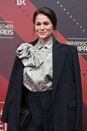 Cristina do Rego (Schauspielerin), Einzelbild,angeschnittenes Einzelmotiv,Halbfigur,halbe Figur. Roter Teppich,Red Carpet,Bayerischer Filmpreis 2023 am 19.09.2024 im Prinzregententheater in Muenchen.