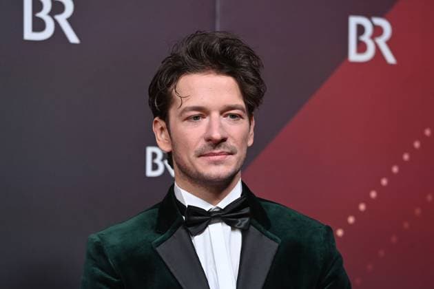 Stefan Gorski (Schauspieler), Einzelbild,angeschnittenes Einzelmotiv,Portraet,Portrait,Porträt. Roter Teppich,Red Carpet,Bayerischer Filmpreis 2023 am 19.09.2024 im Prinzregententheater in Muenchen.