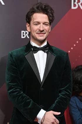 Stefan Gorski (Schauspieler), Einzelbild,angeschnittenes Einzelmotiv,Halbfigur,halbe Figur. Roter Teppich,Red Carpet,Bayerischer Filmpreis 2023 am 19.09.2024 im Prinzregententheater in Muenchen.