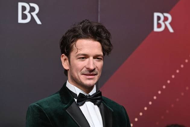 Stefan Gorski (Schauspieler), Einzelbild,angeschnittenes Einzelmotiv,Portraet,Portrait,Porträt. Roter Teppich,Red Carpet,Bayerischer Filmpreis 2023 am 19.09.2024 im Prinzregententheater in Muenchen.