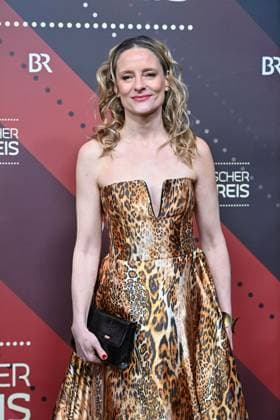 Anne Ratte-Polle (Schauspielerin), Einzelbild,angeschnittenes Einzelmotiv,Halbfigur,halbe Figur, Roter Teppich,Red Carpet,Bayerischer Filmpreis 2023 am 19.09.2024 im Prinzregententheater in Muenchen.