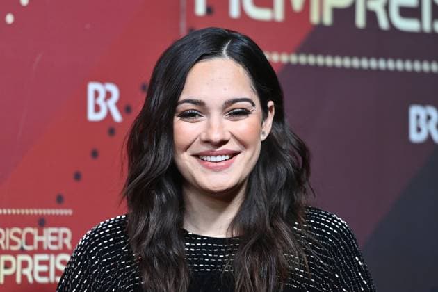 Nilam Farooq (Schauspielerin), Einzelbild,angeschnittenes Einzelmotiv,Portraet,Portrait,Porträt. Roter Teppich,Red Carpet,Bayerischer Filmpreis 2023 am 19.09.2024 im Prinzregententheater in Muenchen.