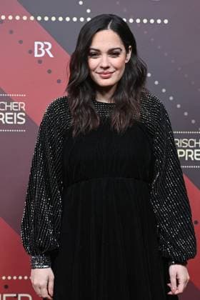 Nilam Farooq (Schauspielerin), Einzelbild,angeschnittenes Einzelmotiv,Halbfigur,halbe Figur, Roter Teppich,Red Carpet,Bayerischer Filmpreis 2023 am 19.09.2024 im Prinzregententheater in Muenchen.