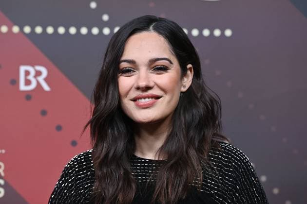 Nilam Farooq (Schauspielerin), Einzelbild,angeschnittenes Einzelmotiv,Portraet,Portrait,Porträt. Roter Teppich,Red Carpet,Bayerischer Filmpreis 2023 am 19.09.2024 im Prinzregententheater in Muenchen.