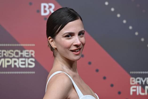 Aylin Tezel (Schauspielerin), Einzelbild,angeschnittenes Einzelmotiv,Portraet,Portrait,Porträt. Roter Teppich,Red Carpet,Bayerischer Filmpreis 2023 am 19.09.2024 im Prinzregententheater in Muenchen.