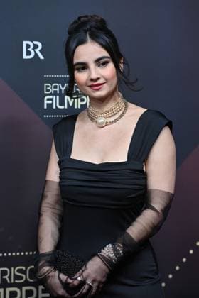 Bayan Layla (Schauspielerin), Einzelbild,angeschnittenes Einzelmotiv,Halbfigur,halbe Figur, Roter Teppich,Red Carpet,Bayerischer Filmpreis 2023 am 19.09.2024 im Prinzregententheater in Muenchen.
