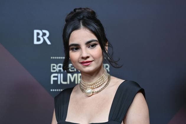 Bayan Layla (Schauspielerin), Einzelbild,angeschnittenes Einzelmotiv,Portraet,Portrait,Porträt. Roter Teppich,Red Carpet,Bayerischer Filmpreis 2023 am 19.09.2024 im Prinzregententheater in Muenchen.