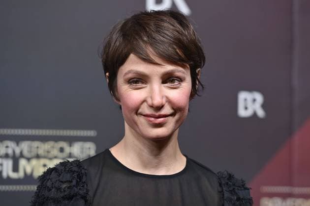 Julia Koschitz (Schauspielerin) Einzelbild,angeschnittenes Einzelmotiv,Portraet,Portrait,Porträt. Roter Teppich,Red Carpet,Bayerischer Filmpreis 2023 am 19.09.2024 im Prinzregententheater in Muenchen.