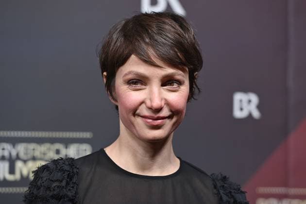 Julia Koschitz (Schauspielerin) Einzelbild,angeschnittenes Einzelmotiv,Portraet,Portrait,Porträt. Roter Teppich,Red Carpet,Bayerischer Filmpreis 2023 am 19.09.2024 im Prinzregententheater in Muenchen.