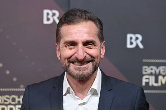 Tim Seyfi (Schauspieler), Einzelbild,angeschnittenes Einzelmotiv,Portraet,Portrait,Porträt. Roter Teppich,Red Carpet,Bayerischer Filmpreis 2023 am 19.09.2024 im Prinzregententheater in Muenchen.