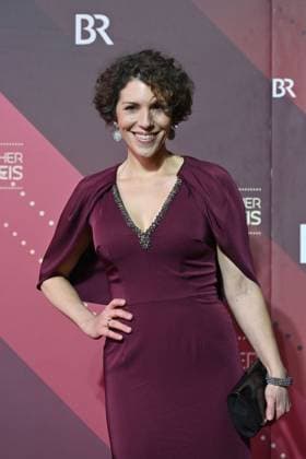 Eva-Maria Reichert (Schauspielerin), Einzelbild,angeschnittenes Einzelmotiv,Halbfigur,halbe Figur. Roter Teppich,Red Carpet,Bayerischer Filmpreis 2023 am 19.09.2024 im Prinzregententheater in Muenchen.