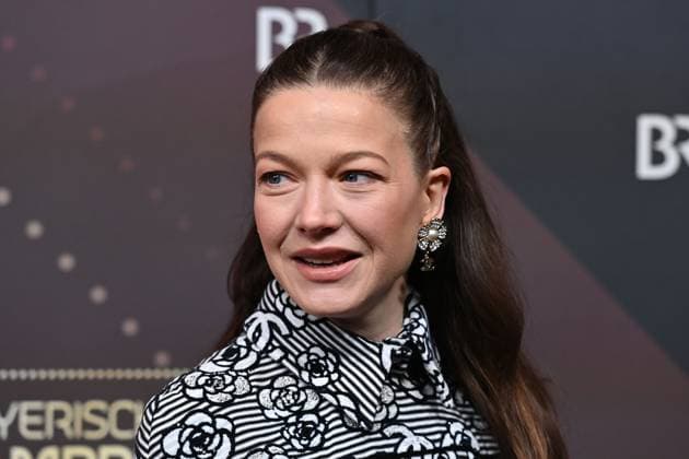Hannah Herzsprung (Schauspielerin), Einzelbild,angeschnittenes Einzelmotiv,Portraet,Portrait,Porträt. Roter Teppich,Red Carpet,Bayerischer Filmpreis 2023 am 19.09.2024 im Prinzregententheater in Muenchen.
