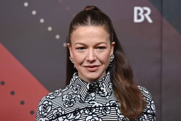 Hannah Herzsprung (Schauspielerin), Einzelbild,angeschnittenes Einzelmotiv,Portraet,Portrait,Porträt. Roter Teppich,Red Carpet,Bayerischer Filmpreis 2023 am 19.09.2024 im Prinzregententheater in Muenchen.