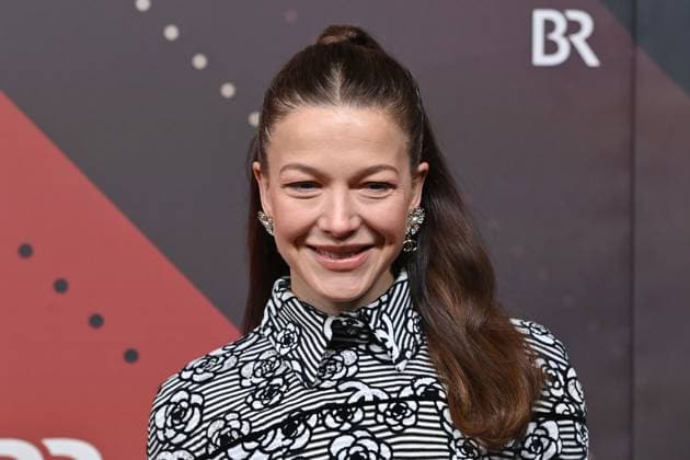 Hannah Herzsprung (Schauspielerin), Einzelbild,angeschnittenes Einzelmotiv,Portraet,Portrait,Porträt. Roter Teppich,Red Carpet,Bayerischer Filmpreis 2023 am 19.09.2024 im Prinzregententheater in Muenchen.