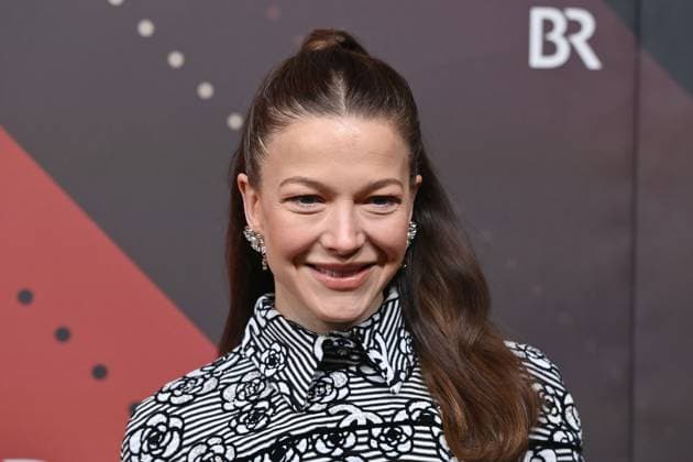 Hannah Herzsprung (Schauspielerin), Einzelbild,angeschnittenes Einzelmotiv,Portraet,Portrait,Porträt. Roter Teppich,Red Carpet,Bayerischer Filmpreis 2023 am 19.09.2024 im Prinzregententheater in Muenchen.