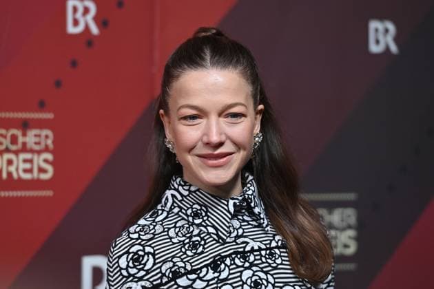 Hannah Herzsprung (Schauspielerin), Einzelbild,angeschnittenes Einzelmotiv,Portraet,Portrait,Porträt. Roter Teppich,Red Carpet,Bayerischer Filmpreis 2023 am 19.09.2024 im Prinzregententheater in Muenchen.